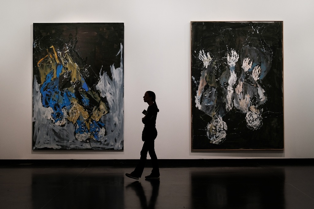 Les peintures de Kostya Pavlov dans une salle de galerie