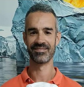 L’artiste Raul Alvarez devant sa peinture