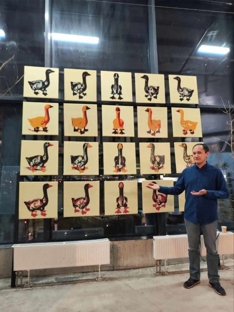 L’artiste Vasil Pixel avec sa série de peintures