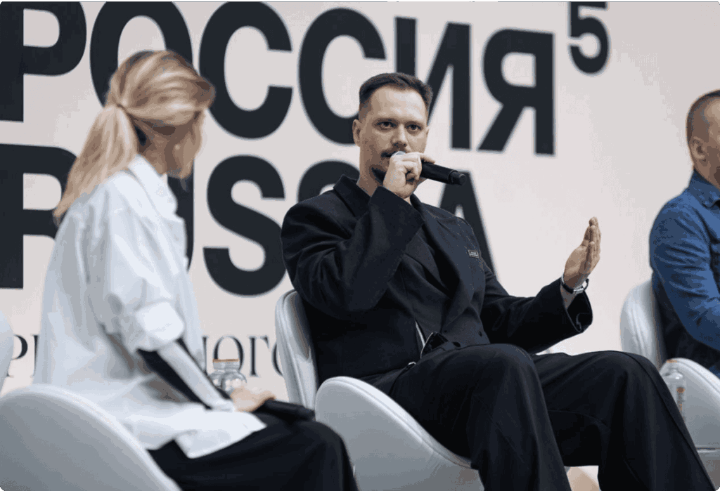 L’artiste numérique Dima Shturm lors d’une table ronde d’un forum d’art