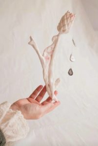 Tresser les cheveux, détresser les sens. Une interview avec l'artiste Katya Kosa.