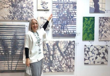 Une artiste sur son stand d’œuvres graphiques