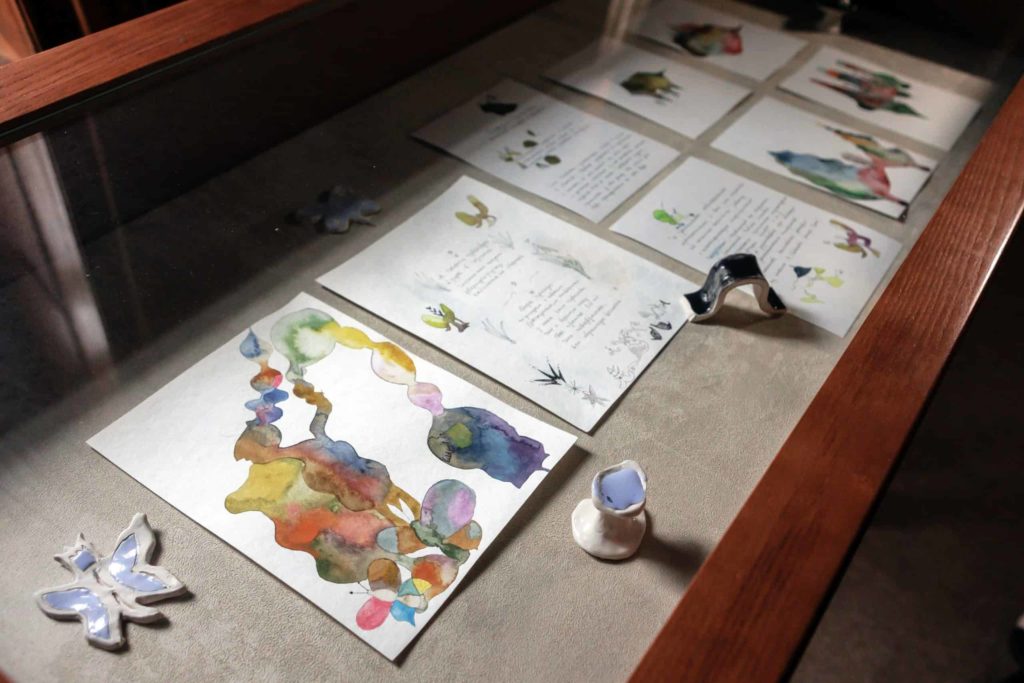 Œuvres d’artistes disposées sur une table