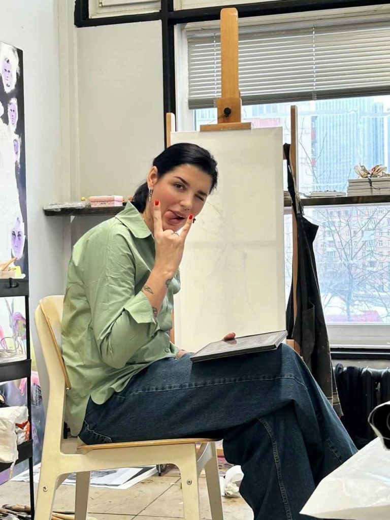 L’artiste Kristina Purshina dans son atelier