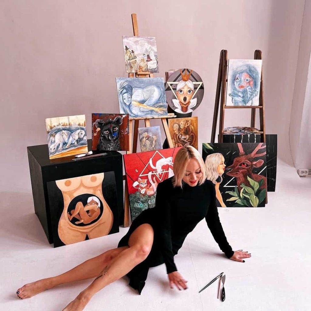 Une artiste avec les peintures réalisées pendant une résidence en Thaïlande