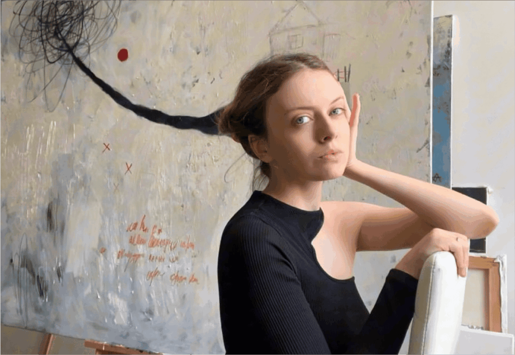L’artiste Alina Aparina avec sa peinture