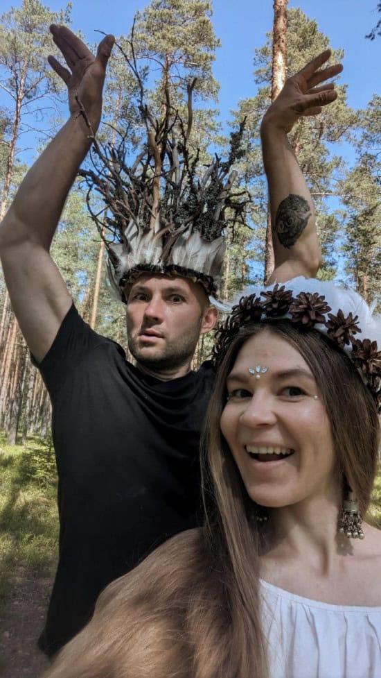 Une artiste en extérieur avec son compagnon