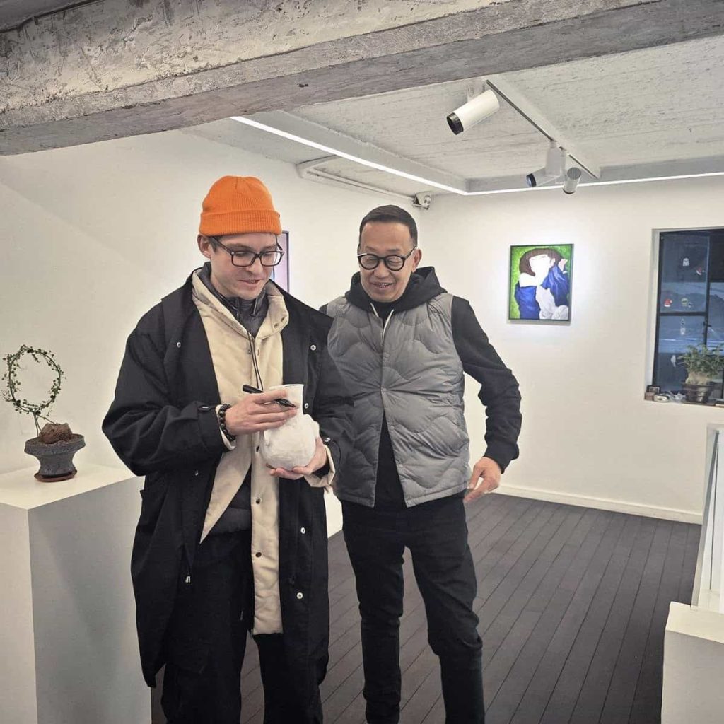 Visite de galerie lors d’une étude de la scène artistique chinoise