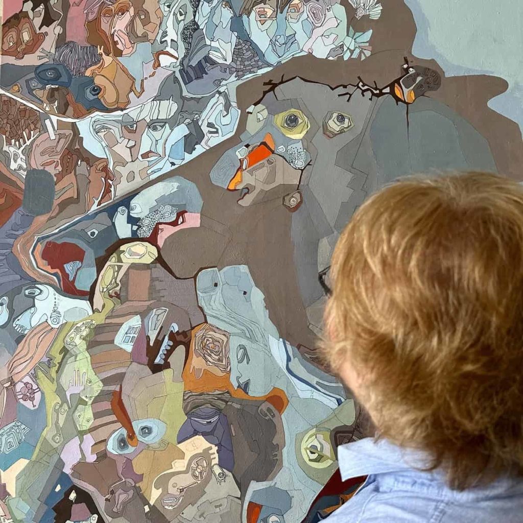 Un visiteur devant une grande œuvre de Victoria Ark