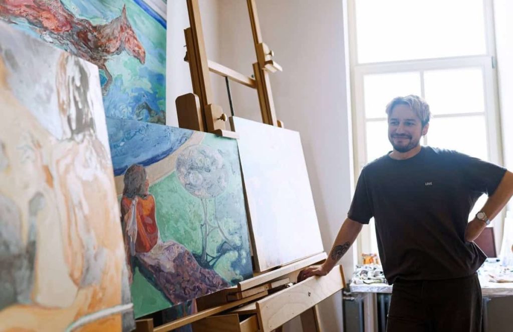 Un artiste à son chevalet dans l’atelier