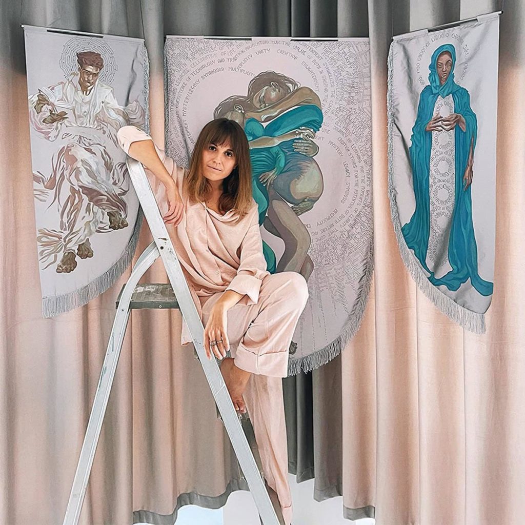 L’artiste Xenia RAW avec ses panneaux textiles