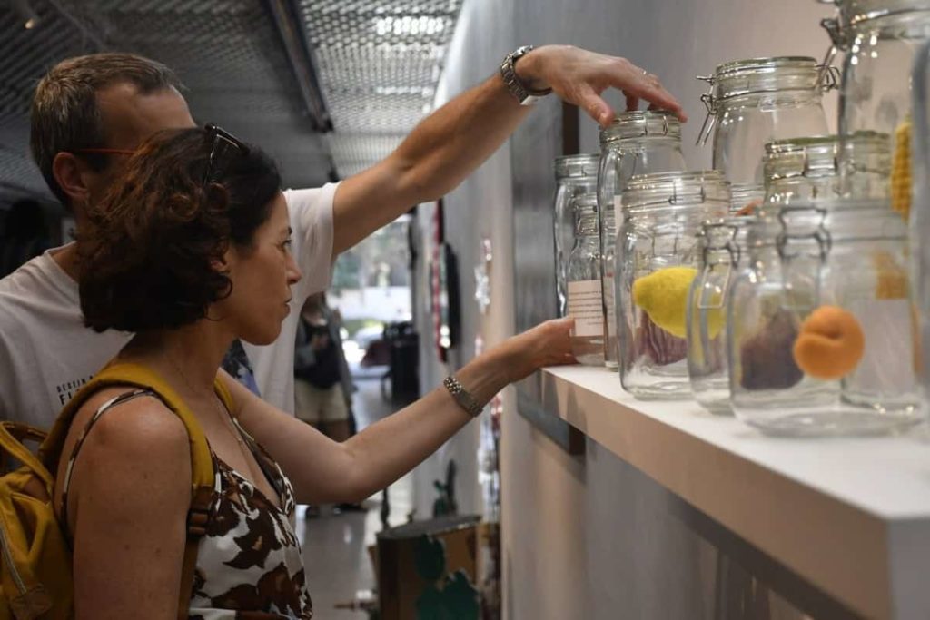 Des visiteurs regardant les objets exposés