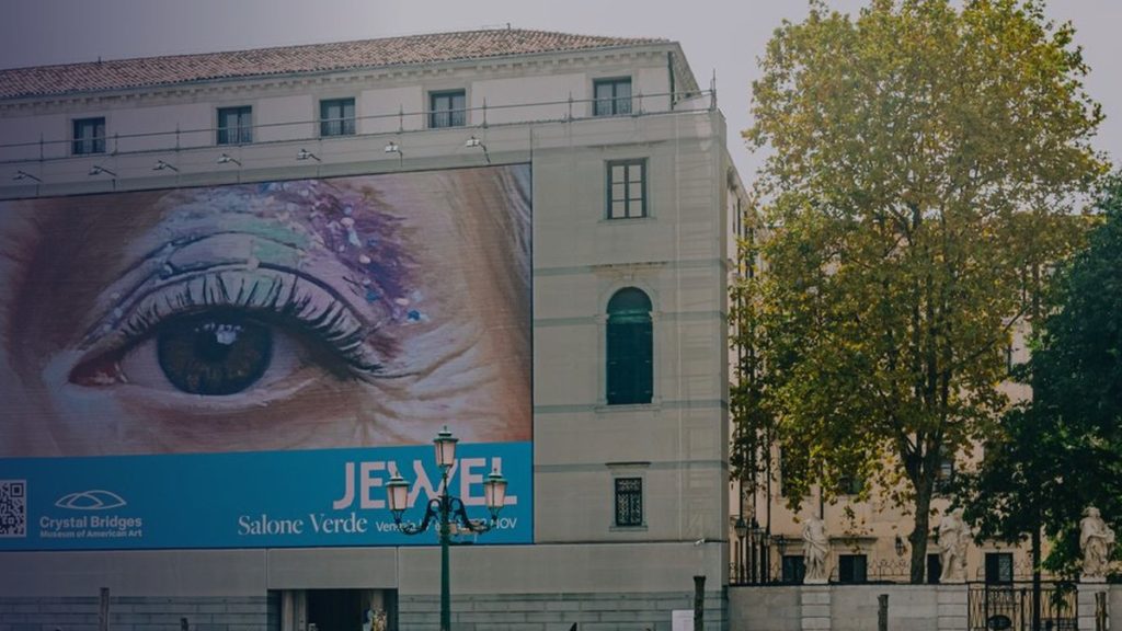Un bâtiment à Venise avec l’image monumentale d’un œil sur sa façade