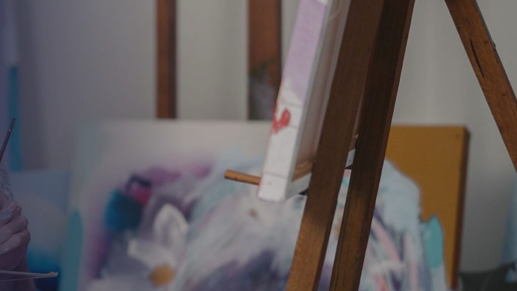 Une toile sur un chevalet dans un atelier d’artiste