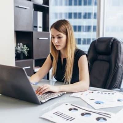 Un comptable au travail