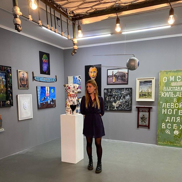Maria Hiltunen-Sedoshenko dans une galerie d'art contemporain