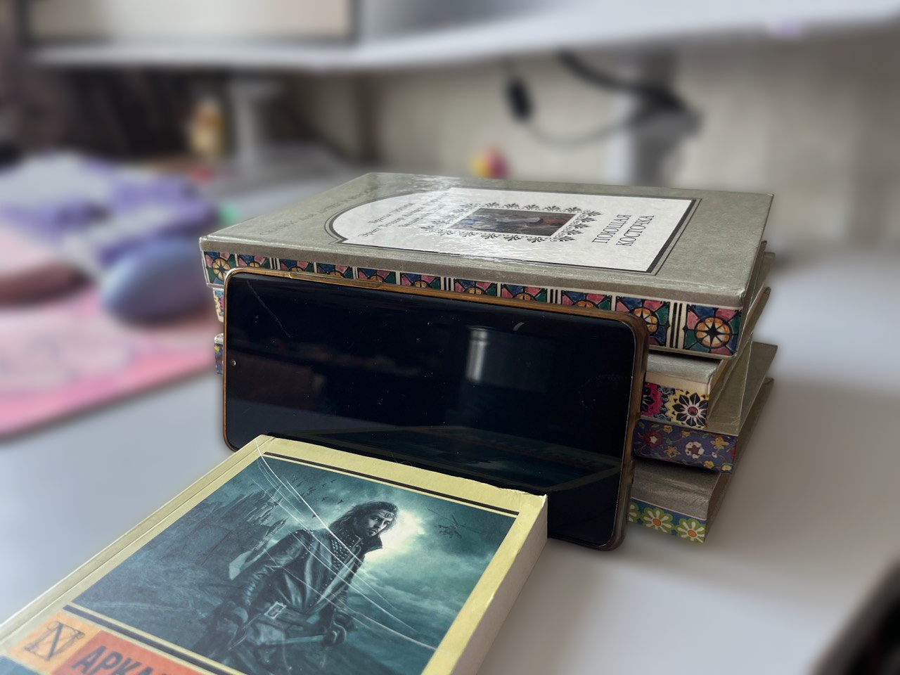 Un téléphone posé sur une pile de livres